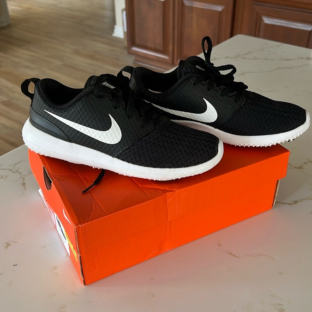 Nike Kids golf shoes 5Y size